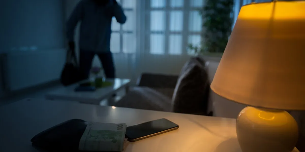 intrusion of a burglar in a house inhabited