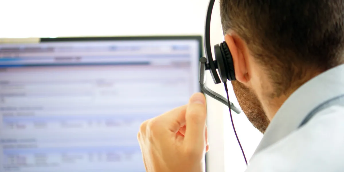 kundenbetreuer telefoniert in einem call-center