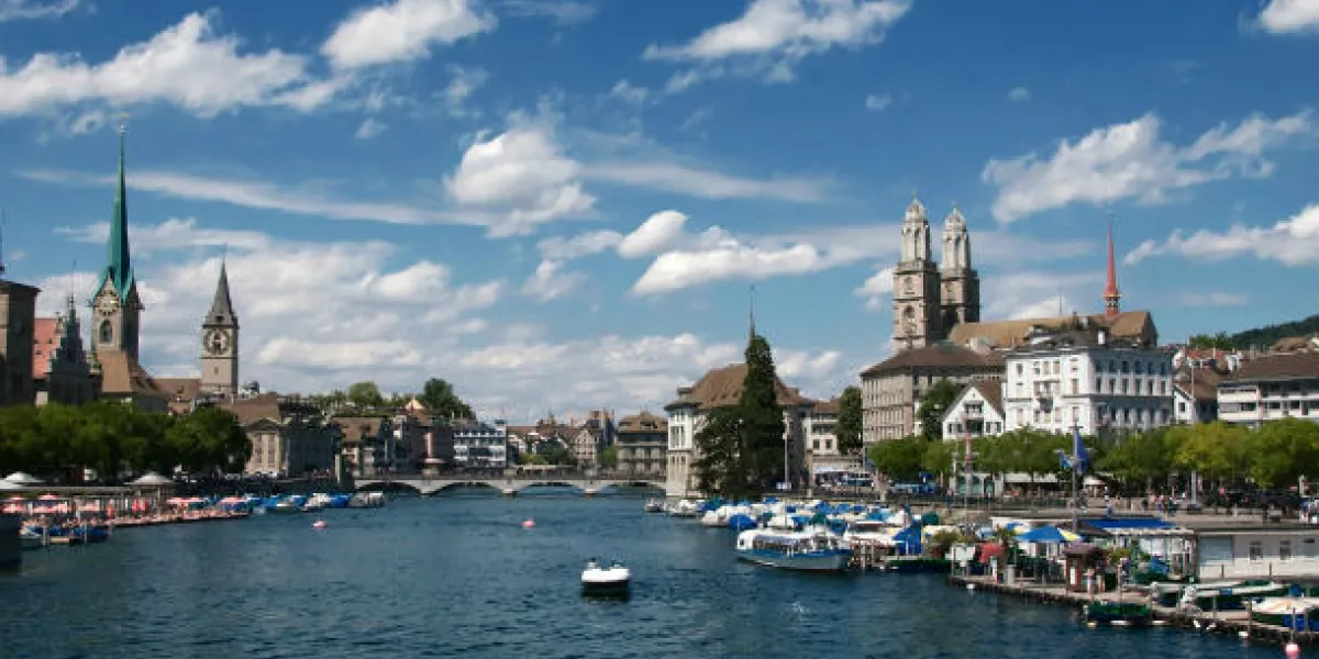 vue de l'été du centre-ville de zurich