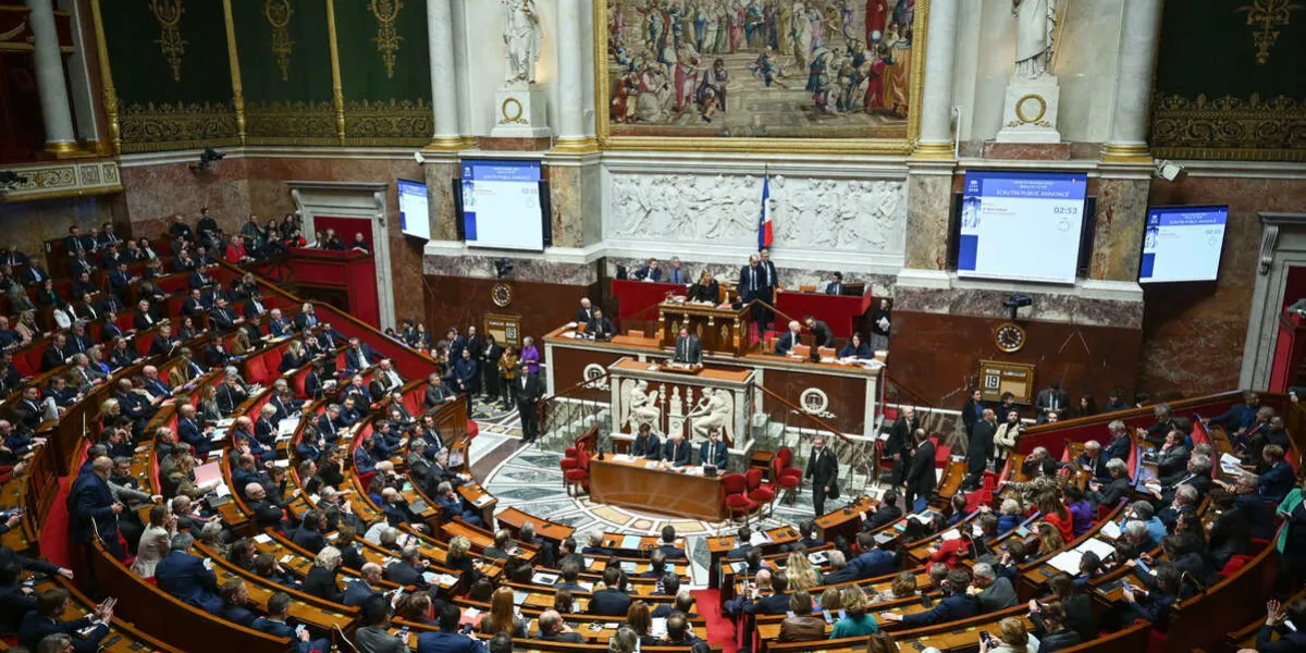 la loi controversée sur l'immigration est adoptée par le parlement - paris