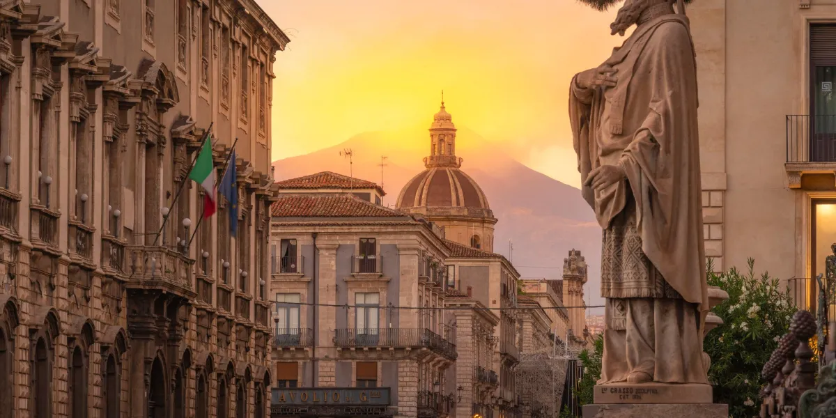 vue de la piazza duomo et du mont etna en arrière-plan au coucher du soleil, catane, sicile, italie, méditerranée, europe
