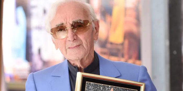 charles aznavour honoré avec une étoile sur le hollywood walk of fame à côté du théâtre pantages le 24 août, 2017 los angeles, ca, photo usa par lionel hahn aabacapresscom, 604274 012 los angeles etats-unis etats-unis
