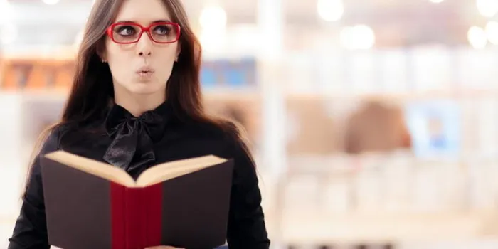 étudiante mignonne à la recherche des meilleures offres dans une librairie