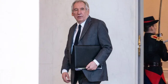 le premier ministre français françois bayrou quitte le palais présidentiel de l'elysée à paris, france, le 8 janvier 2025, après la réunion hebdomadaire du conseil des ministres photo by alexis jumeau abacapresscom